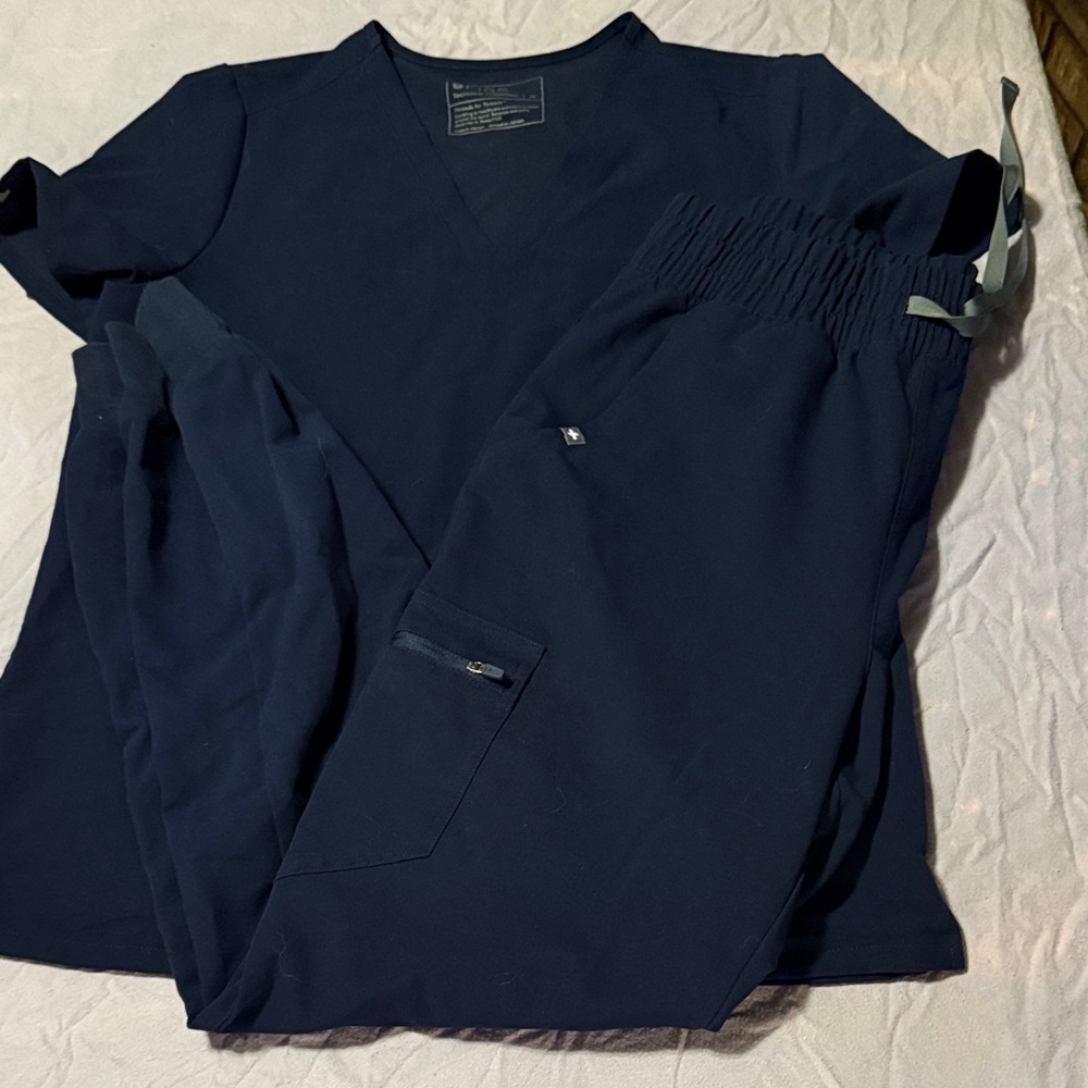 Figs Navy Scrub Set with V Neck Top & Medium Tall Joggers - flaw